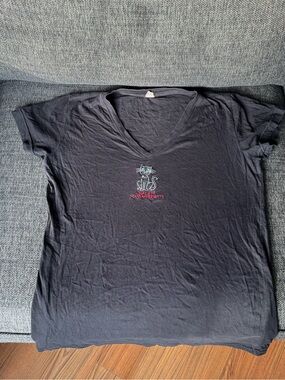 Y2K Black V-neck T-shirt with Small Cat Embroidery Salem Massachusetts🐈‍⬛🖤
